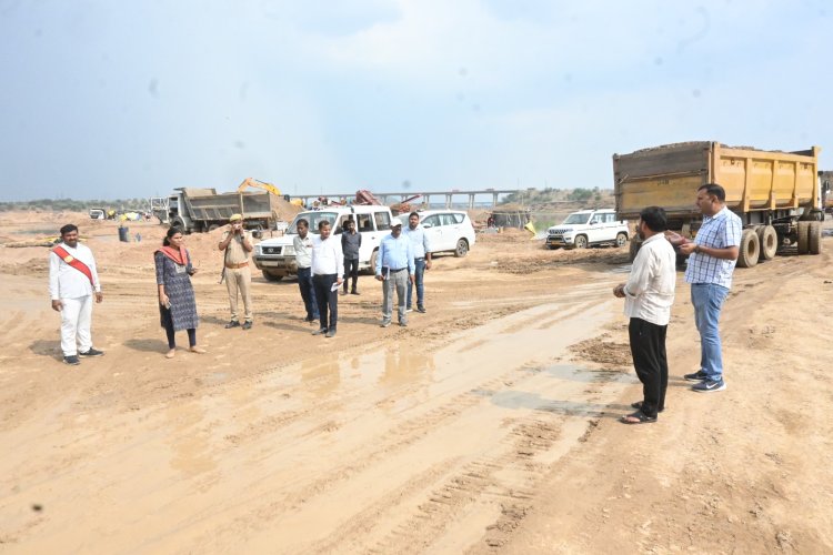 बांदा में जिलाधिकारी की बड़ी कार्रवाई: 20 ओवरलोड ट्रक और जेसीबी जब्त, बालू खनन पट्टा समाप्त