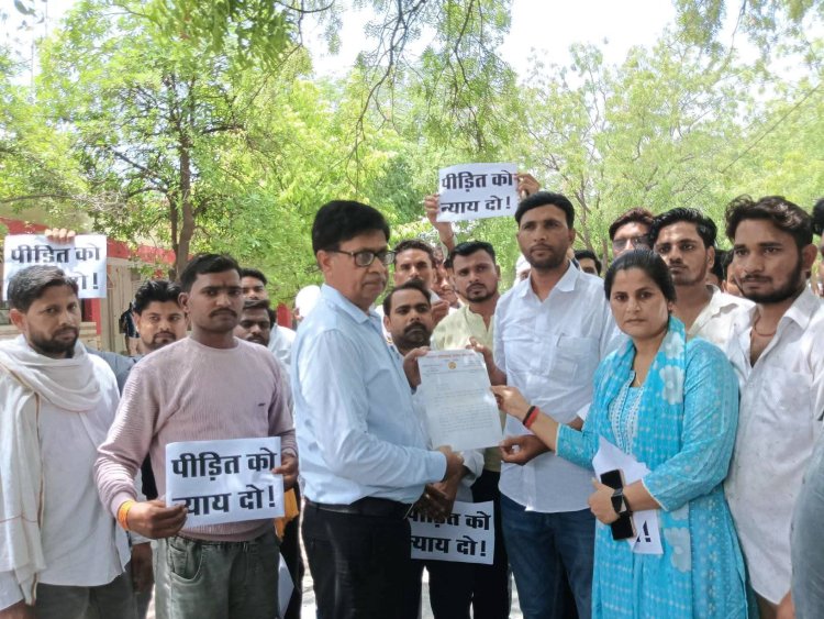 कौशांबी में एक आठ वर्षीय बालिका के साथ हुए दुष्कर्म की हृदयविदारक घटना के विरोध में जालौन में आक्रोश की लहर दौड़ गई।