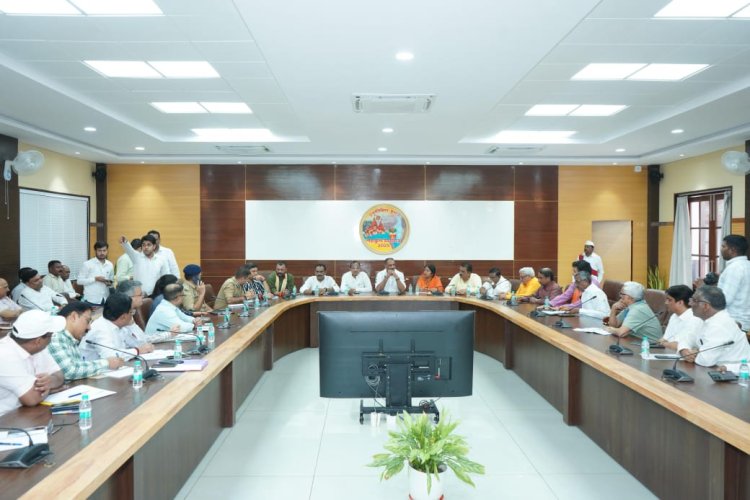 प्रयागराज में लंबित विकास कार्यों और प्रशासनिक मुद्दों पर महत्वपूर्ण बैठक: जन प्रतिनिधियों और अधिकारियों के बीच सीधा संवाद स्थापित