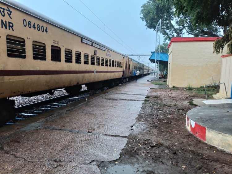 ऊंचाहार एक्सप्रेस कंचौसी स्टेशन पर दो घंटे लेट, यात्री परेशान