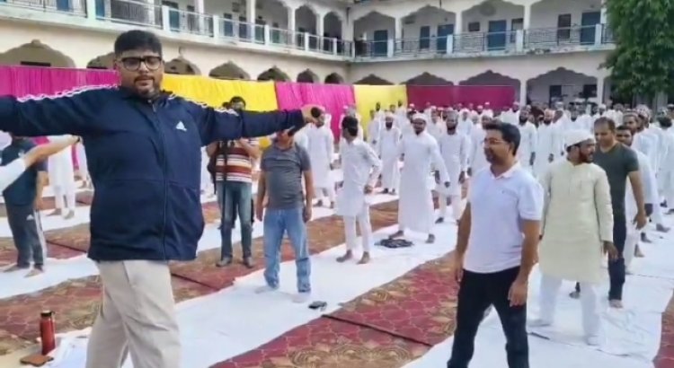 दारुल उलूम वारसिया मदरसे में अंतर्राष्ट्रीय योग दिवस: अल्पसंख्यक राज्यमंत्री दानिश आजाद अंसारी ने छात्रों संग किया योग अभ्यास