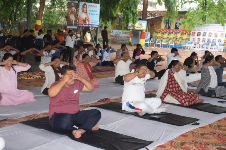 झाबुआः अंतरराष्ट्रीय योग दिवस पर योग संगम में कैबिनेट मंत्री सहित अधिकारियों-नागरिकों ने की यौगिक क्रियाएं
