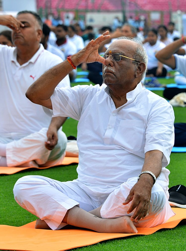 राज्यपाल बागडे ने योग कर स्वस्थ जीवन जीने का दिया संदेश