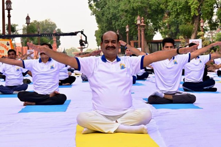 लोकसभा अध्यक्ष ने योग दिवस पर संसद और लाल किला परिसर में योग सत्र का नेतृत्व किया