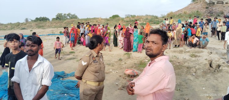 पक्का पुल से विवाहिता ने लगाई गंगा में छलांग, तीन वर्षीय पुत्री को छोड़कर दी जान