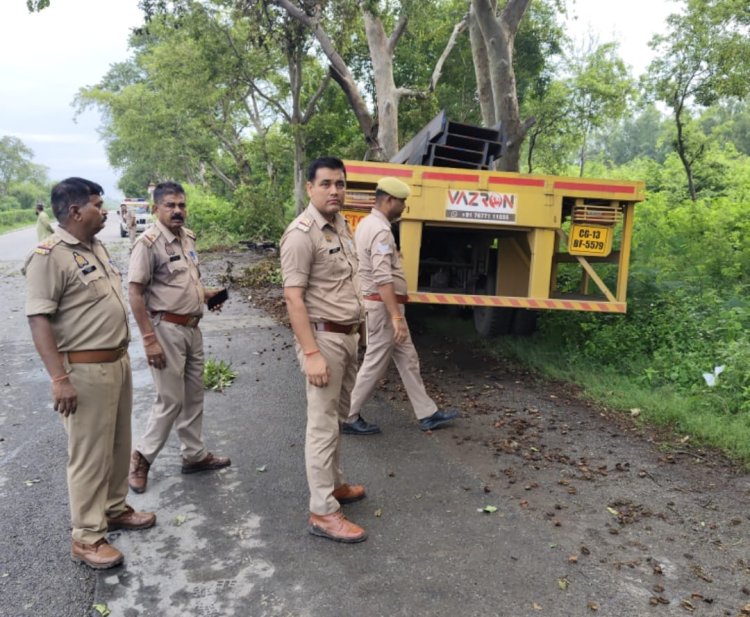 पेड़ से टकराकर ट्रक में लगी आग, चालक जिंदा जलकर खाक