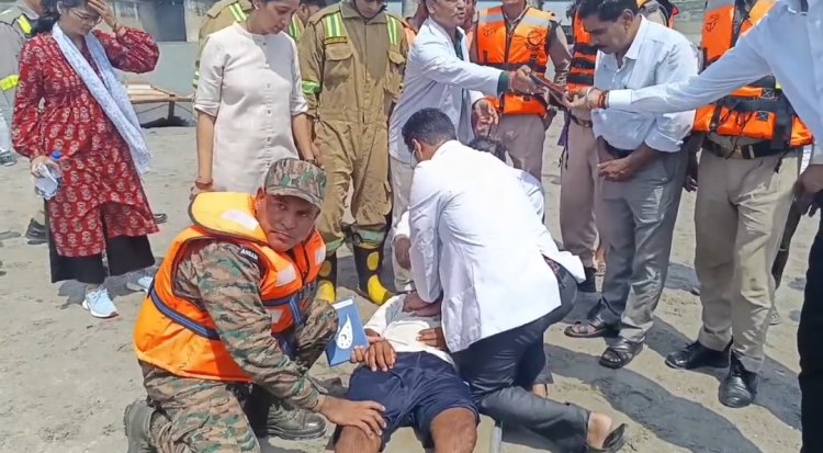 माक ड्रिल से गंगा में डूबते लोगों का किया गया रेस्क्यू