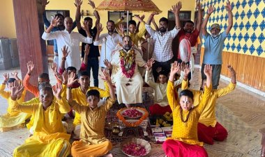 राज्य सूचना आयुक्त पीएन द्विवेदी ने गुरुदेव से लिया आशीर्वाद