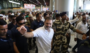 सेना पर की गई टिप्पणी के मामले में लखनऊ की एमपी एमएलए कोर्ट में पेश हाेने आए ओता प्रतिपक्ष राहुल गांधी एयरपाेर्ट से निकलते हुए।