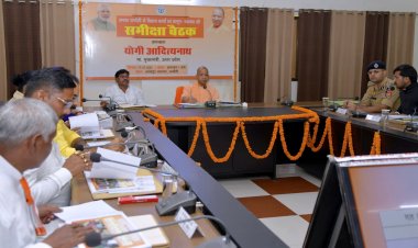 जनप्रतिनिधियों व आमजन से निरंतर संवाद बनाएं अधिकारीः योगी आदित्यनाथ