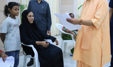 मुख्यमंत्री योगी आदित्यनाथ ने जनता दर्शन में सुनीं जन-समस्याएं, त्वरित निस्तारण के दिए निर्देश