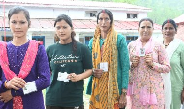 पंचायत चुनाव : मुख्यमंत्री ने माता के साथ किया मतदान, लोगों से की मतदान करने की अपील