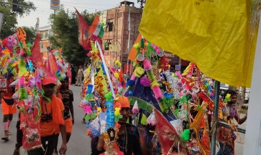 तिरंगा लहराते हुए मुरादाबाद से होकर गुजरे बरेली, रामपुर, बदायूं के कांवड़ बड़े