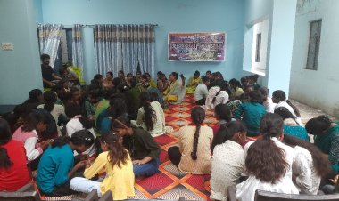 वाराणसी: हरियाली तीज पर कजली उत्सव मना,महिलाओं ने मेंहदी और महावर रचाया