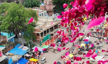 विश्व प्रसिद्ध संगम नगरी में कांवड़ यात्रियों के ऊपर की गई पुष्प वर्षा