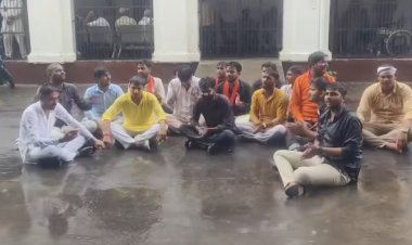डीएम के व्यवहार से नाराज एबीवीपी कार्यकर्ता बारिश में पढ़ने लगे हनुमान चालीसा