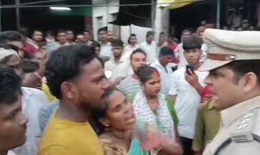 बलिया में मुआवजे के लिए जाम लगा रही भीड़ पर पुलिस ने भांजी लाठियां