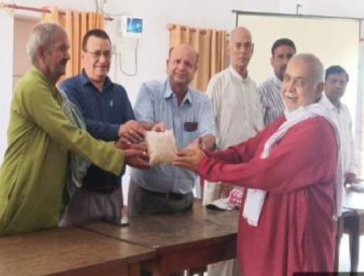 चंद्रशेखर आजाद कृषि विश्वविद्यालय में कृषक बैठक: तिलहन उत्पादन बढ़ाने पर जोर, किसानों को आरटी-372 किस्म का प्रदर्शन