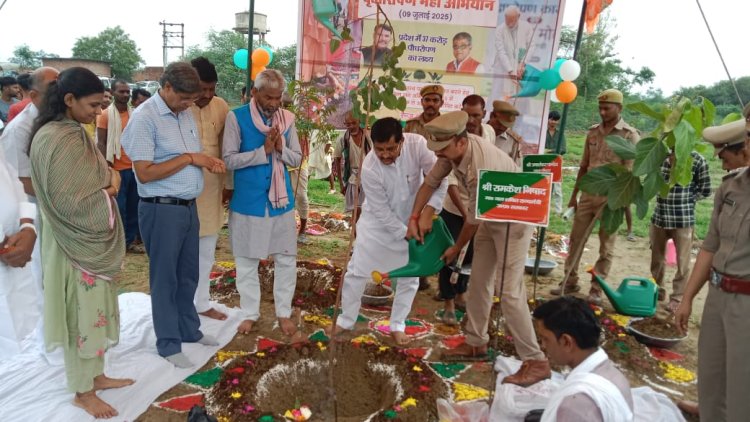 जलशक्ति राज्यमंत्री ने किया वृक्षारोपण, कहा – "एक पेड़ मां के नाम जरूर लगाएं"