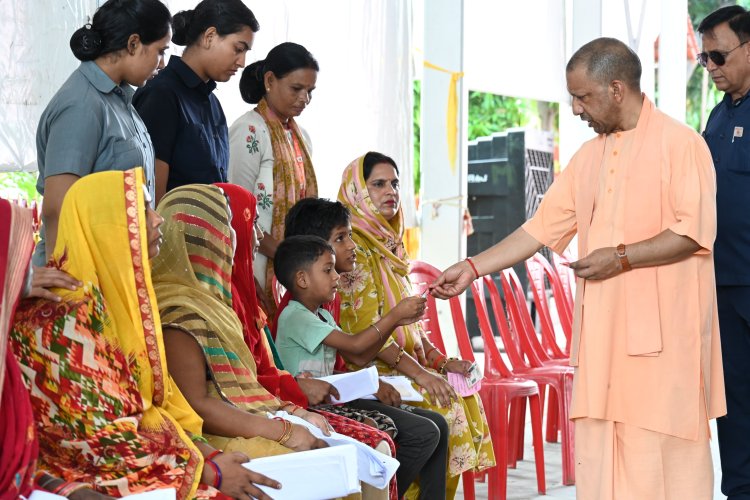 मुख्यमंत्री योगी आदित्यनाथ ने दोहराया, सरकार हर जरूरतमंद के साथ खड़ी है; जनता दर्शन में 200 लोगों की सुनीं समस्याएं
