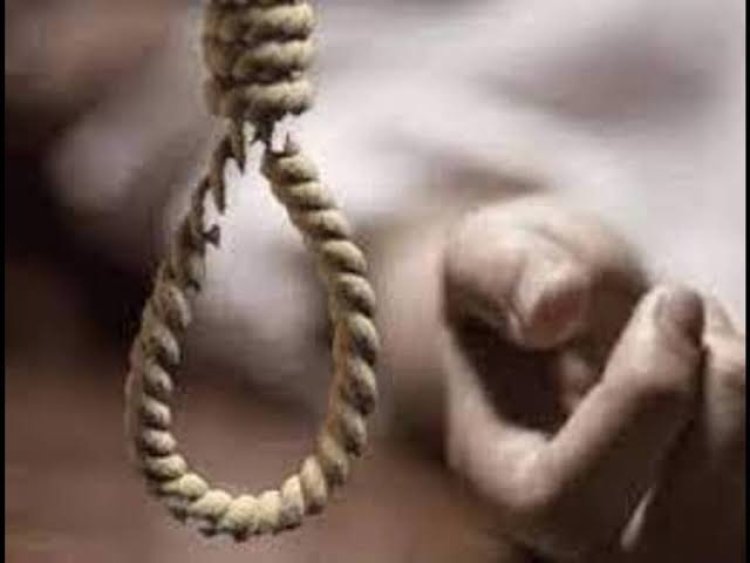 ऑटो चालक का शव फंदे से लटका मिला, सूदखोर की पिटाई से आहत होकर आत्महत्या का आरोप