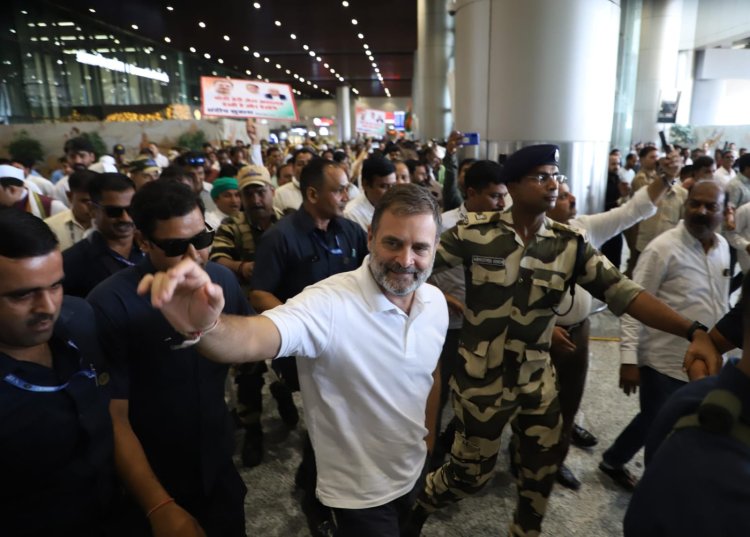 सेना पर की गई टिप्पणी के मामले में लखनऊ की एमपी एमएलए कोर्ट में पेश हाेने आए ओता प्रतिपक्ष राहुल गांधी एयरपाेर्ट से निकलते हुए।