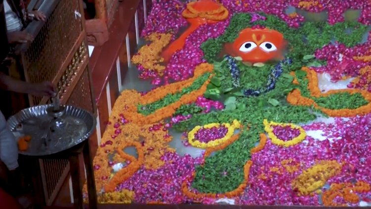 प्रयागराज में आध्यात्म और प्रकृति का अद्भुत संगम: मां गंगा ने कराया विश्व प्रसिद्ध बड़े हनुमान जी महाराज को स्नान