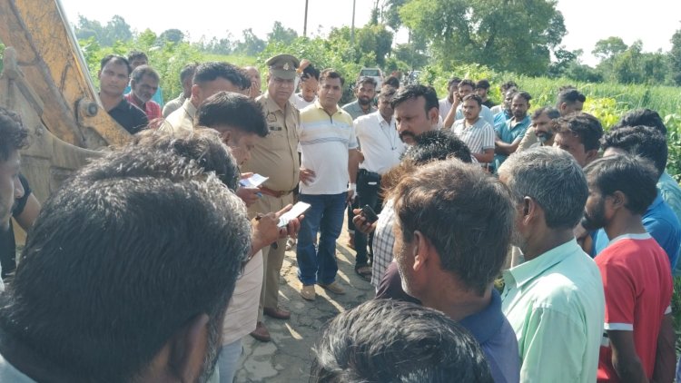 बच्चों से भरी स्कूल बस पलटी, एक दर्जन बच्चे घायल