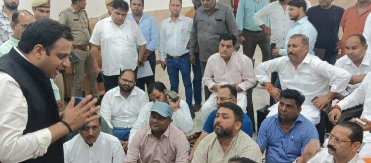 सम्पत्ति कर में बढ़ोत्तरी प्रस्ताव के निरस्त के बाद भी बिल होने से नाराज पार्षद निगम मुख्यालय में धरने पर बैठे