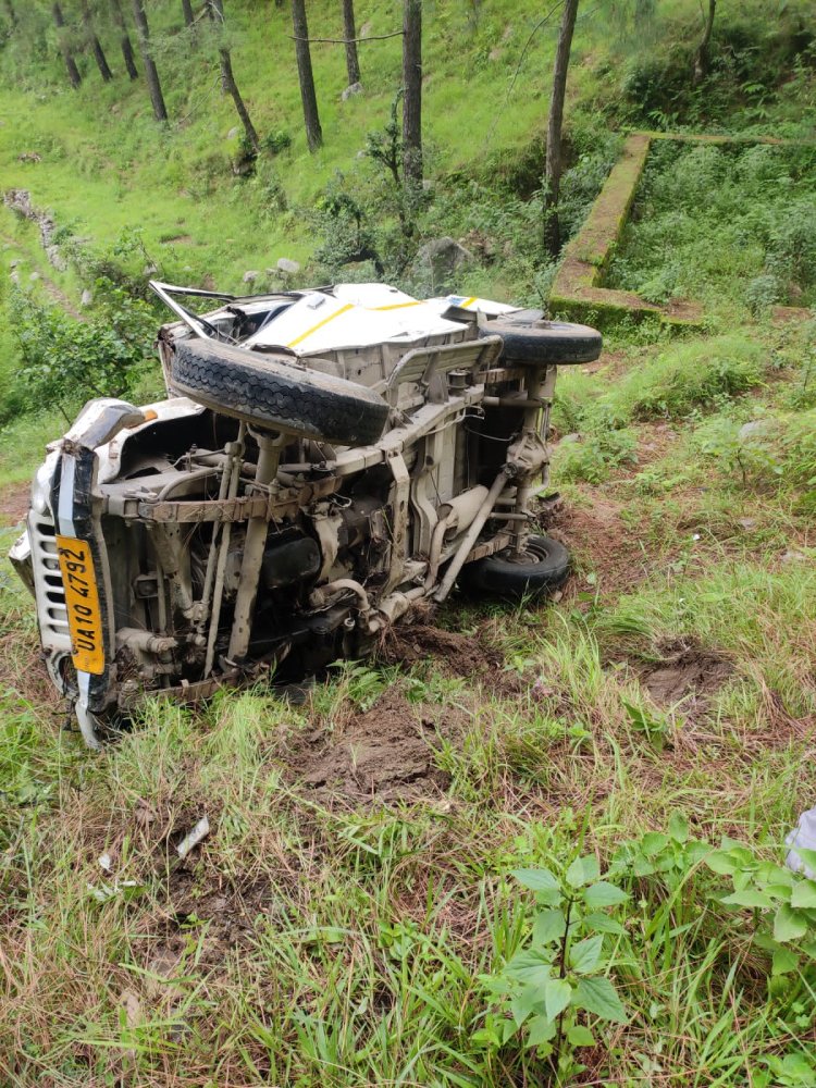 उत्तरकाशी: डुंडा के ग्राम पैणी भवान मार्ग पर मैक्स वाहन खाई में गिरा, एक व्यक्ति की दर्दनाक मौत; चालक था अकेला सवार