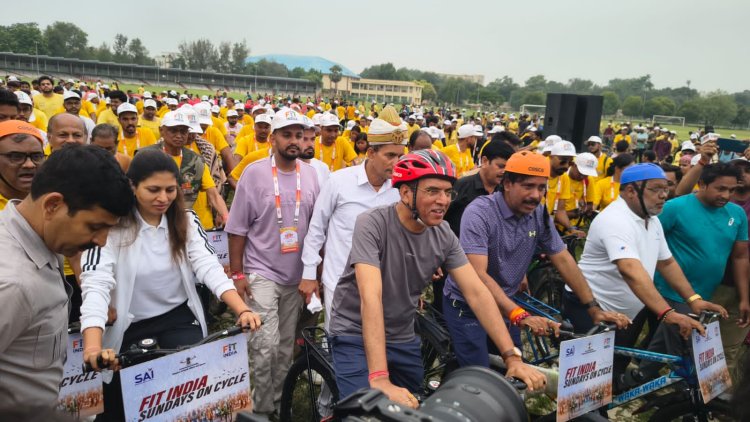 'फिट इंडिया संडे ऑन साइकिल' अभियान में केन्द्रीय मंत्री डॉ. मनसुख मांडविया व रक्षा निखिल ने चलाई साइकिल