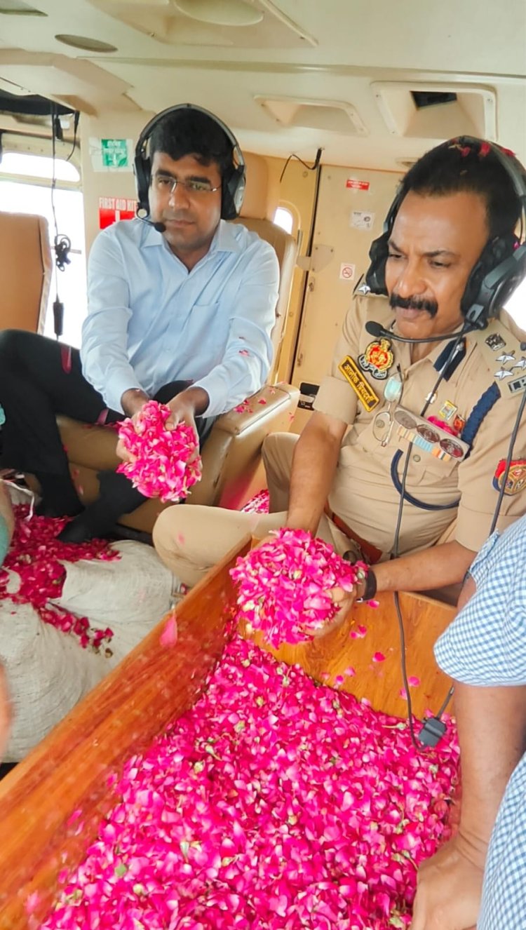 गाजियाबाद: डीएम व एडीसीपी ने कावड़ियों पर की पुष्पवर्षा