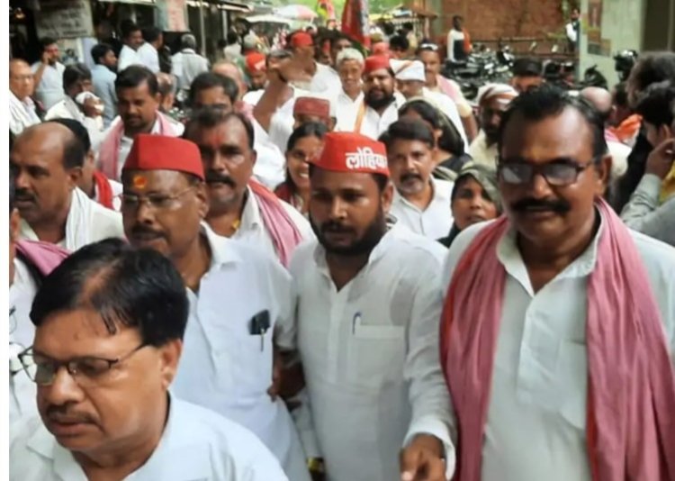 पुलिस उत्पीड़न के खिलाफ सपा का हल्ला बोल, कचहरी तक पैदल मार्च कर किया प्रदर्शन