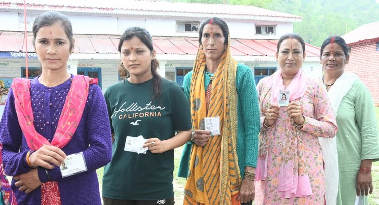 पंचायत चुनाव : मुख्यमंत्री ने माता के साथ किया मतदान, लोगों से की मतदान करने की अपील