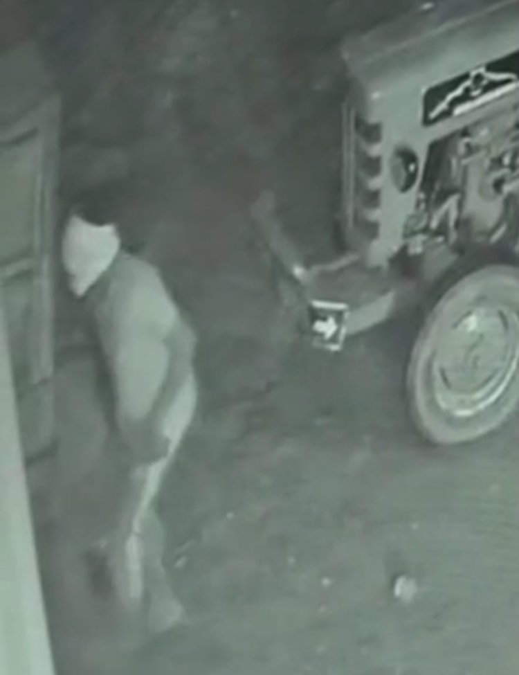 गढ़िया पुल के पास दुकान में चोरी, लग्जरी कार से आए चोर, सीसीटीवी में कैद हुई वारदात