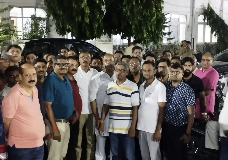 सपा नेताओं पर रंगदारी और धमकी के आरोप, व्यापारियों का कोतवाली पर प्रदर्शन