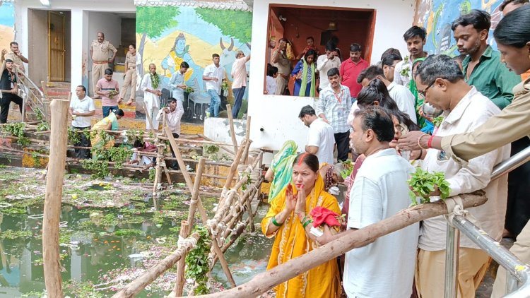 वाराणसी : नागपंचमी पर्व पर नागकूप में दर्शन पूजन के लिए उमड़े श्रद्धालु,नागेश्वर महादेव का जलाभिषेक