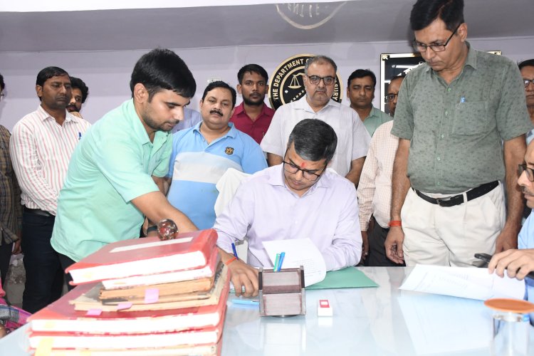 प्रयागराज: नव-नियुक्त जिलाधिकारी मनीष कुमार वर्मा ने संभाला कार्यभार