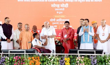वाराणसी: प्रधानमंत्री मोदी ने वाराणसी में दिव्यांगजनों एवं वृद्धों को दी सौगात, लौटी मुस्कान