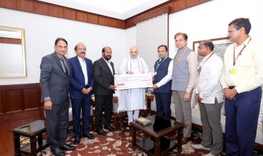 रेप्को बैंक ने अमित शाह को 22.90 करोड़ रुपये का लाभांश चेक सौंपा