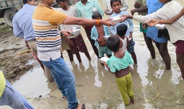छतरी थामे, घुटनों तक पानी में चलकर बाढ़ पीड़ितों तक पहुंचे एडीएम