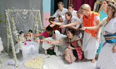विदेशी महिलाओं ने कृष्ण-बलराम को बांधी राखी