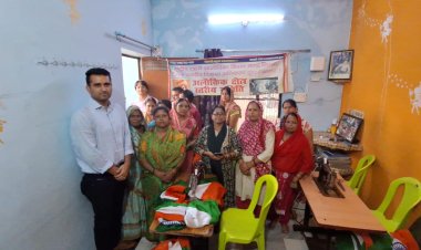 नगर आयुक्त ने झंडा निर्माण स्थल का लिया जायज़ा, तीन लाख से अधिक झंडों से सजेगा नगर निगम