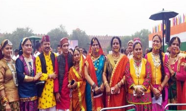 लाल किले पर उत्तराखंड की पारम्परिक वेशभूषा में दिखी महिलाएं