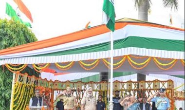 स्वस्थ रहिए, स्वच्छ रहिए, तिरंगे झंडे और देश से प्रेम कीजिए: आनंदीबेन पटेल