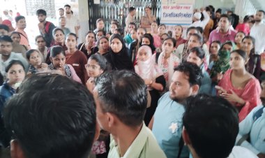 फसल सर्वेक्षण के विरोध में पंचायत सहायकों का कलेक्ट्रेट पर विरोध प्रदर्शन