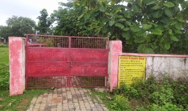 एक वर्ष बाद भी विद्यालय भवन निर्माण अधर में, दो कमरों में सिमटा पठन-पाठन