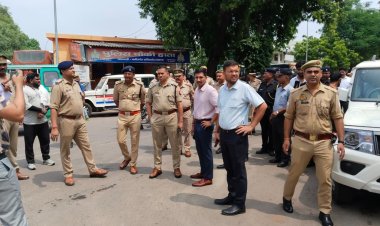 यातायात के लिए बाधा बने अतिक्रमण सफाए के लिए लखनऊ की सड़कों पर उतरे डीएम और जेसीपी