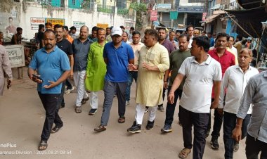 वाराणसी: नगर आयुक्त ने दालमंडी व आदि विशेश्वर वार्ड का किया औचक निरीक्षण, स्वच्छता को लेकर दिखाई सख्ती