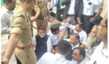 आगरा : पश्चिमी उत्तर प्रदेश को पृथक राज्य बनाए जाने की मांग को लेकर अधिवक्ताओं ने निकाली रथ यात्रा